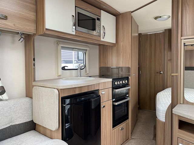 Swift Sienna Touring Caravan (2015) - Picture 9