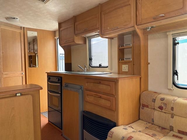 Compass 524 Touring Caravan (2005) - Picture 7