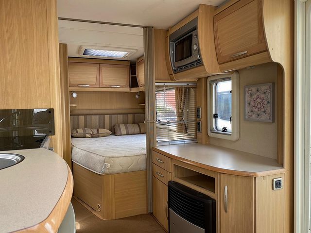 Abbey Spectrum Touring Caravan (2008) - Picture 7