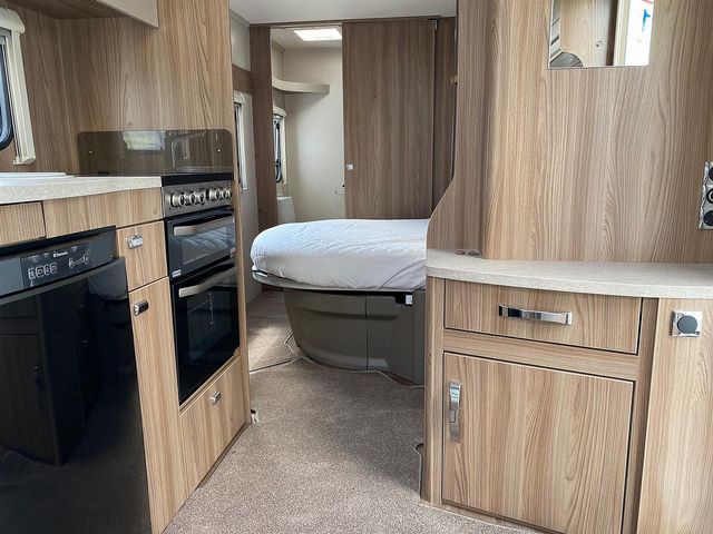 Swift Challenger 580se Touring Caravan (2015) - Picture 5