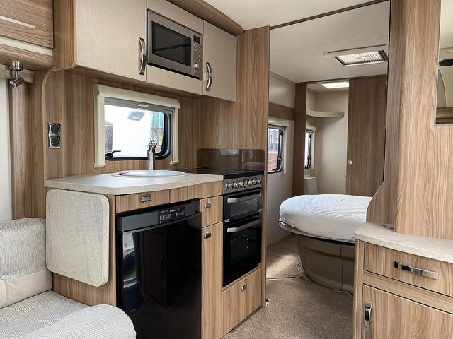 Swift Challenger 580se Touring Caravan (2015) - Picture 6