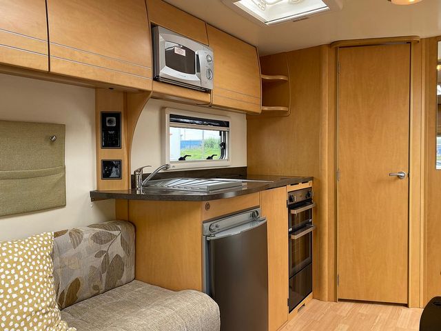 Bailey Olympus 462 Touring Caravan (2010) - Picture 6